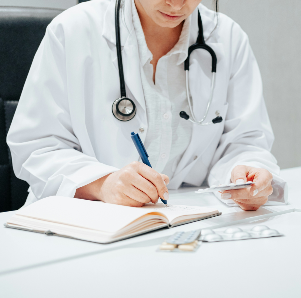 médecin en blouse qui écrit dans un carnet - purification air cabinet medical